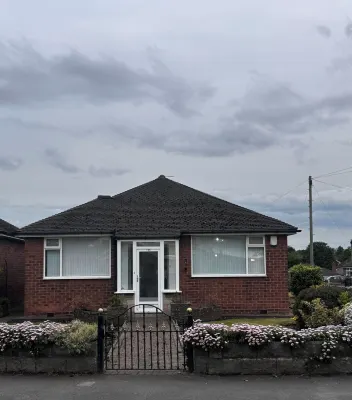 Bungalow Bliss: Recently Renovated 3 Bedroom Stay