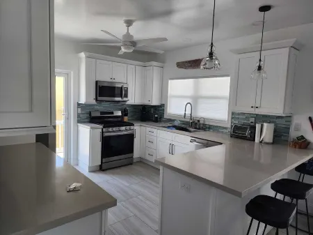 Seaside Bliss: Dockside Living with Stunning Sunsets and Sunrises Отели в г. Green Turtle Cay