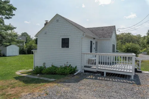 Shorebreak Cottage Hotels in North Kingstown