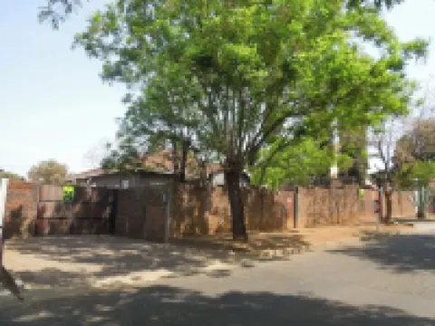 Spacious 5-bedroom house with WiFi 15 min from the airpot.