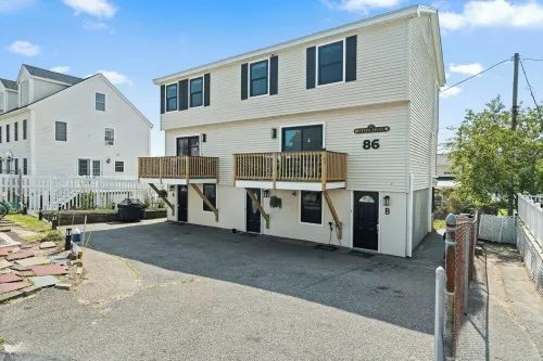 Beautiful, luxurious 2br apartment 300' from the ocean. Setup with the works Hotels in Salisbury