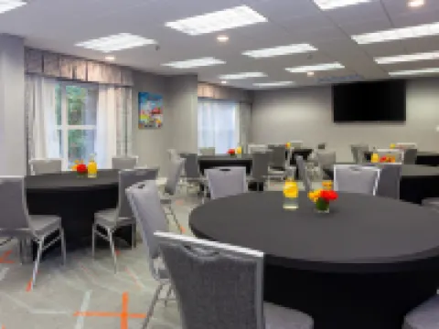 แฮมป์ตัน อินน์ แอนด์ สวีทส์ ราลี แครี เลอโนโว เซ็นเตอร์ โรงแรมในแครี