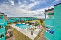 Beachfront Condo w/ Boardwalk & Pool Access! - Parkplatz