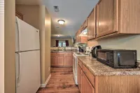 Cozy Greensboro Townhome ~ 7 Mi to Unc Campus