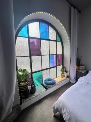 Lovely Bohemian Loft Downtwn, Amphitheater,Seaside Park,Metro North,2-10min walk Bridgeport Public Library Main Branch附近的飯店