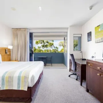 Top Floor Studio Unit in Urangan Ocean Harbour Views Pool Spa