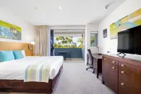 Top Floor Studio Unit in Urangan Ocean Harbour Views Pool Spa