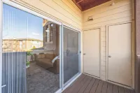 Castle Rock Retreat w/ queen bed, pool & hot tub