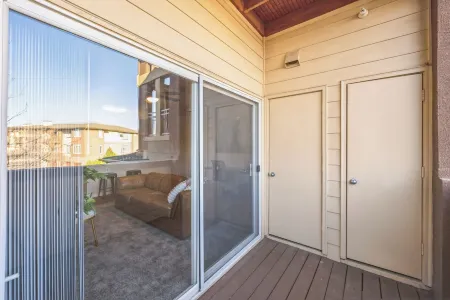 Castle Rock Retreat w/ queen bed, pool & hot tub