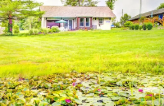 Heart of the Hocking Hills centrally located to hiking trails, lake and shopping