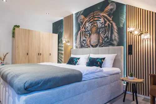 Tropical whisper penthouse in Hof. Balcony, Weber grill, whirlpool, digital check-in Hotels in Hof