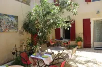 Charming modern apartment in a quiet Provencal house in Eyragues Alpilles Hotels in Eyragues