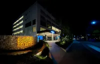 Chic 2BR Stay w Terrace Picuzzi 5 Min to Beach