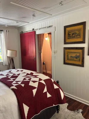 Charming guest house cottage a short walk to lake trails