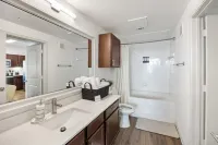 Chic 1-BR Haven w/King Bed, Sofa bed, Pool, Gym in Prime Frisco