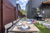 Downtown ATX - Luxury Pool - Putting Green - 85inch TV