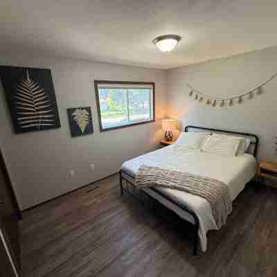 The Rochester Rambler - Upstairs of Duplex! Rooms