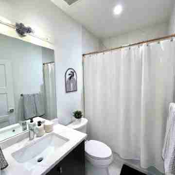 Cozy 1-bedroom apartment in fantastic Denver with WiFi, AC, Laundry and more! Rooms