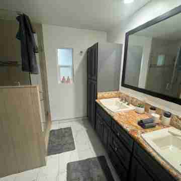 3-bedroom house in marvelous Los Angeles with AC, WiFi, Washer & Dryer! Central! Rooms