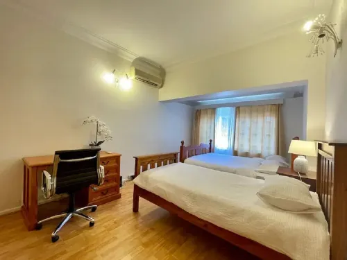 Sydney’s 4BDR with large private yard / Eat-Sleep-Shop-Transit