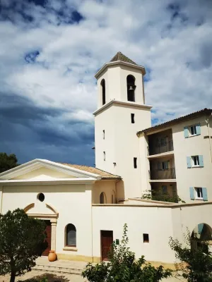 A little cocoon in Provence on the Pont Royal golf course Hotels in Mallemort