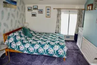 Overlooking the River Severn its path/cycle route with outside seating & dining. 뉴타운 호텔