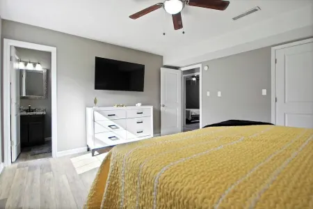 Centrally Located Apt with Pool in Columbia, MO