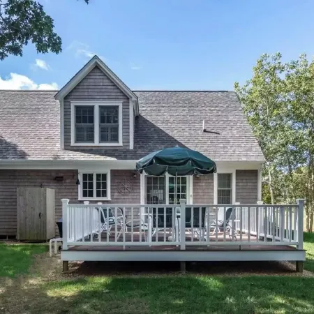 Vineyard Haven Oasis!