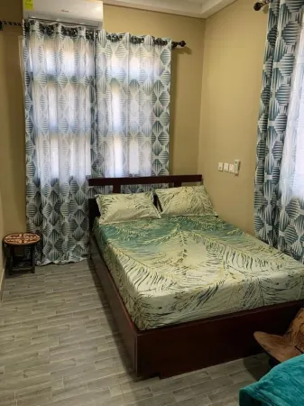 Charming 2-bedroom apartment with WiFi and AC in brilliant Sekondi-Takoradi.