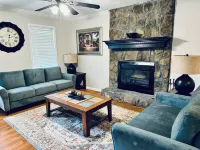 Cozy Hilltop 3-bedroom house in charming Dallas GA. Hotels in Paulding County