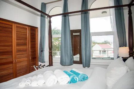 Beachside Retreat: Balcony, Pools, and Direct Ocean Access and Peloton!