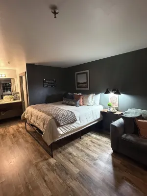 113 -The Sandlot- King Suite & Silver Dollar City Gem!