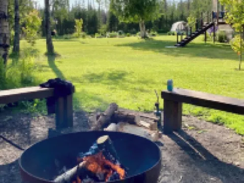 Expansive Kenai home near fishing, airport w/pool table, fire pit, gardens! Hoteles en Kenai