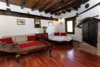 Guest House Stone Paths built in 1885 + BBQ  - Close to many historical places Các khách sạn ở 