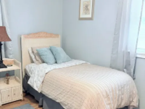 Charming 3-bedroom house near downtown Marshfield 馬什菲爾德酒店