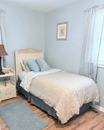 Charming 3-bedroom house near downtown Marshfield Отели в г. Маршфилд