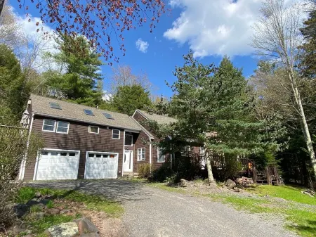 Spacious and bright mountain house near Hunter and Windham