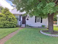 Charming 2-bedroom cottage in serene Erwin with AC, WiFi Hotels in Erwin