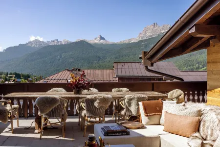 Ancora Cortina Отели рядом с достопримечательностью «Пять Башен»