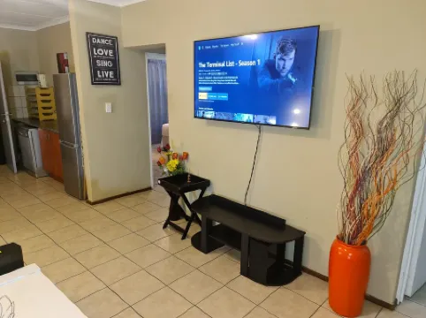 The Retreat, Midrand: - Cozy 2Bed 2Bath Unit. Clean and Family friendly house