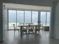 17 steps-newly renovated  penthouse apartment on wamberal beach.180degree views Hotels in Wamberal