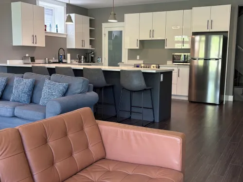 Spacious Walkout Garden-Level Floor W Full Kitchen Hotels in Bedford