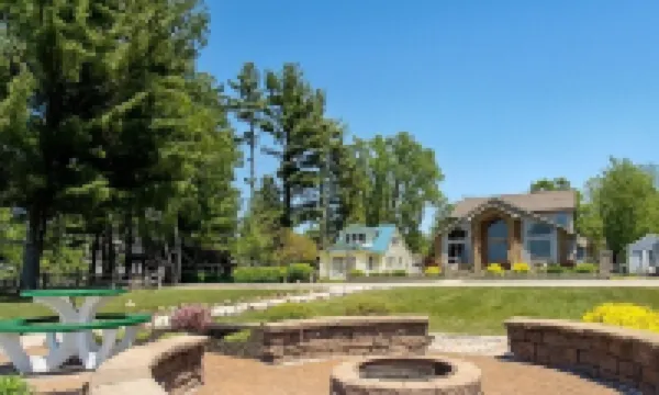 Upscale Lakefront Oasis: Private Dock, Dune Views, Firepit! โรงแรมใน