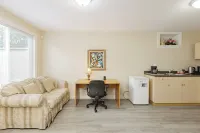 Private Sunny Cozy 1BR Suite
