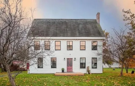 Beautiful Old Home by the Beach Отели в г. Джорджтаун