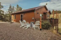 3-bedroom chalet in enchanting Bailey, Walk to town, Game Room, BBQ