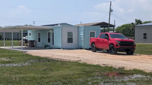 Charming 2-bedroom cottage with AC, Washer/Dryer, and WiFi in Seadrift Hotels in Seadrift