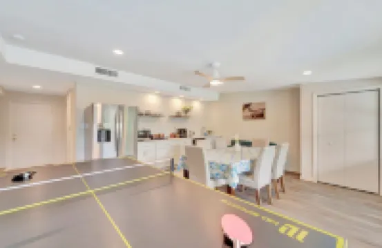 2 Kitchens + Pool + Ping-Pong + Corn Hole + BBQ + Next to Venice Downtown