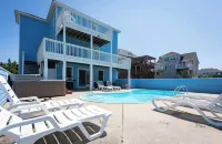 1 min private beach walk. Stylishly renovated with beach views! Hot tub & pool!
