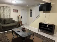 #03 Downtown double couple retreat with king beds. Hotels in Lorain